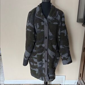 American Eagle Oversized Camo Sherpa Teddy Coat - Size Medium